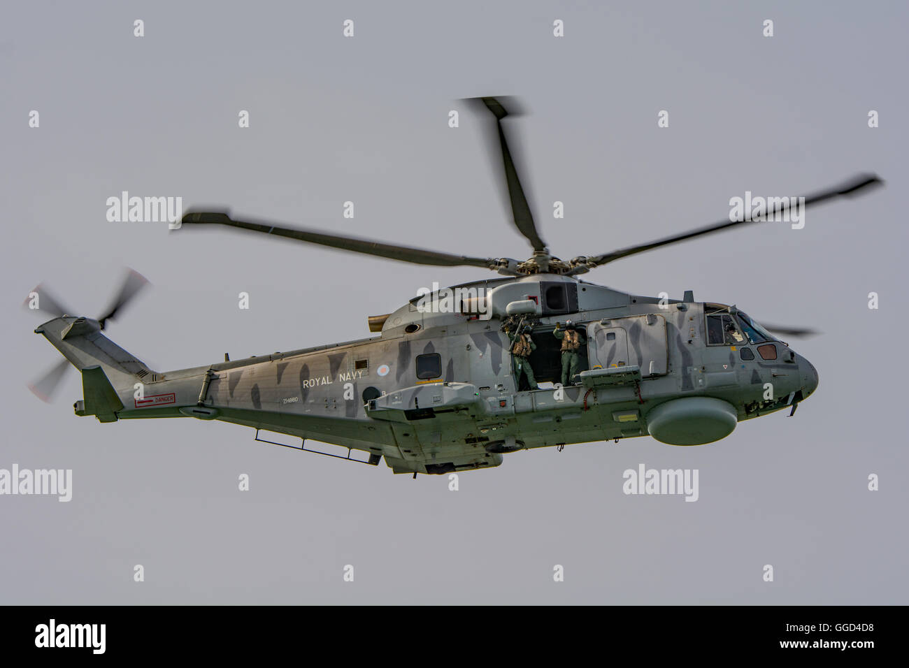 Un elicottero Royal Navy Agusta Westland Merlin HM.2 da 814 Naval Air Squadron sopra Portsmouth Harbour, Regno Unito il 5 agosto 2016. Foto Stock