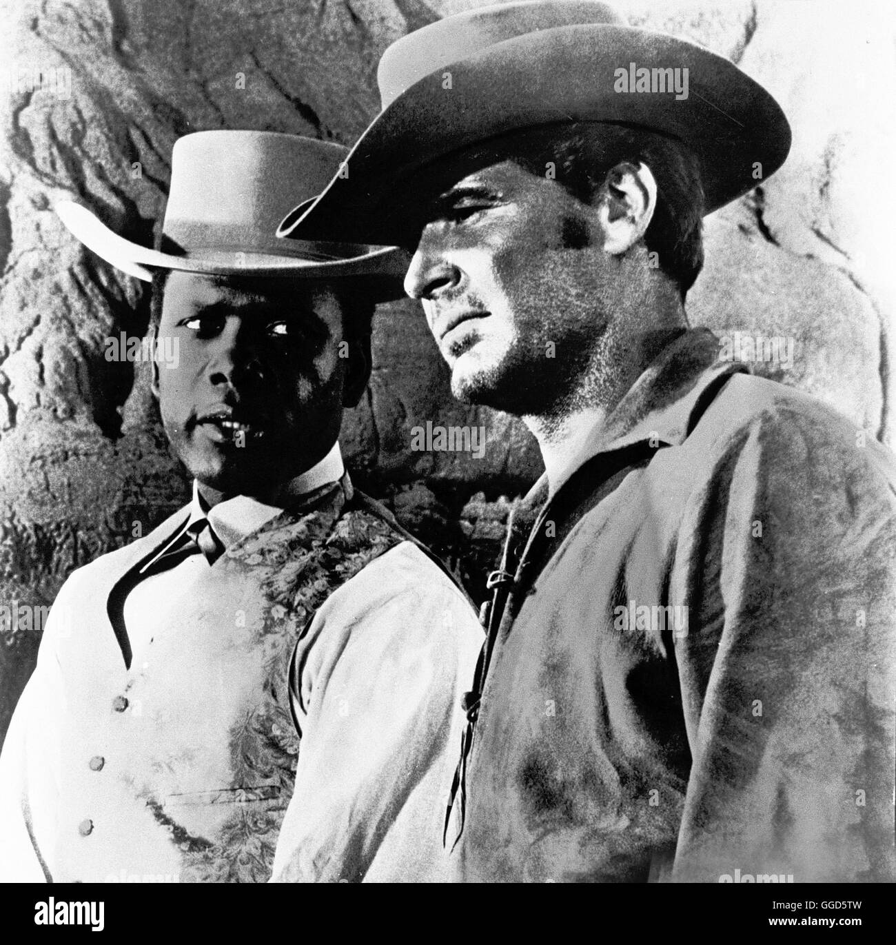 DUELL IN DIABLO / Duello al Diablo USA 1965 / Ralph Nelson Jess Remsberg (James Garner) Arbeitet als Kundschafter für die US-Kavallerie in Fort cantra. Eines Tages er rettet Die junge Kaufmannsfrau Ellen Grange vor Apachen, die sie verfolgen und bringt sie zu ihrem Mann Willard zurück. Dank erntet er dafür nicht, denn Willard Grange hat mit circuizione Frau gebrochen, weil sie vor einiger Zeit von den Apachen entführt und gezwungen wurde, als Squaw des Sohns von Häuptling Chata mit ihnen zu leben... Szene mit Sidney Poitier (Toller). Regie: Ralph Nelson aka. Duello al Diablo Foto Stock