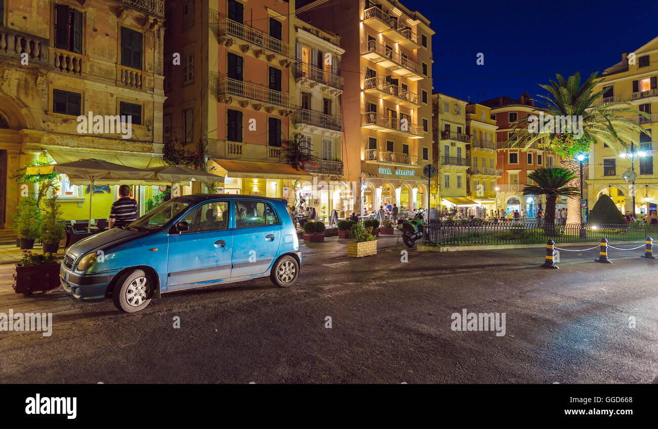 Corfù, Grecia - luglio 6, 2011: persone native turistico e camminare per le strade della città vecchia di notte Foto Stock