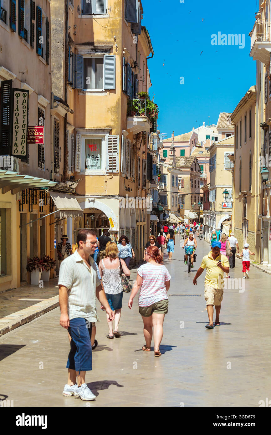 Corfù, Grecia - luglio 7, 2011: persone native turistico e camminare per le strade della città vecchia Kerkyra Foto Stock