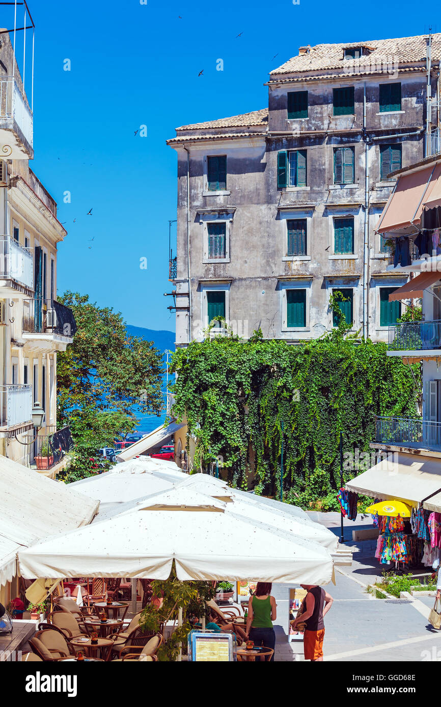 Corfù, Grecia - luglio 7, 2011: persone native turistico e camminare per le strade della città vecchia Kerkyra Foto Stock