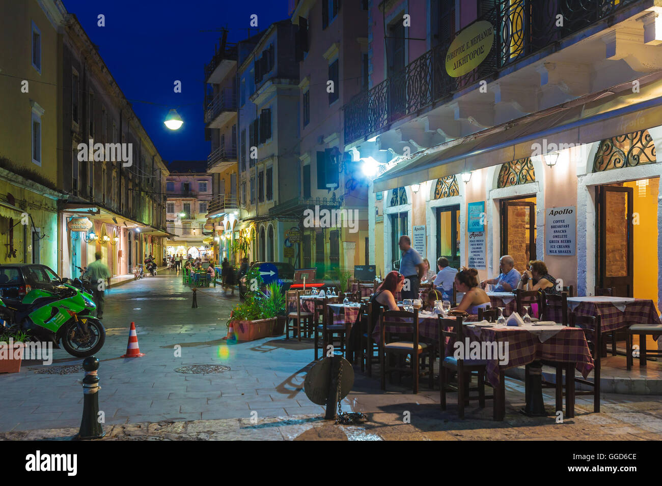 Corfù, Grecia - Luglio 12, 2011: persone native turistico e camminare per le strade della città vecchia di notte Foto Stock