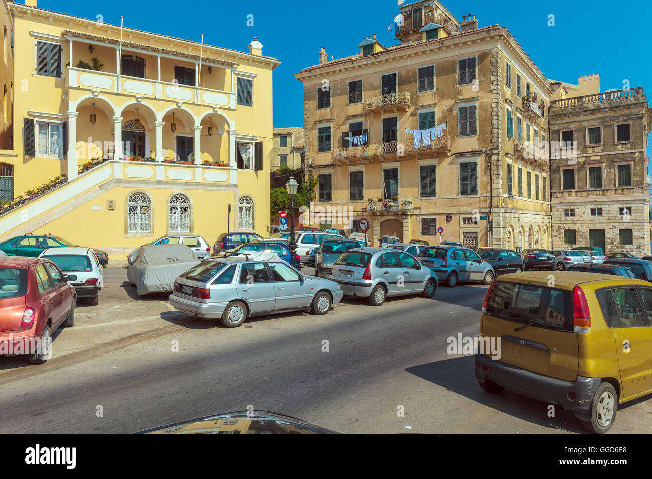 Corfù, Grecia - 13 luglio 2011: persone native turistico e camminare per le strade della città vecchia Kerkyra Foto Stock