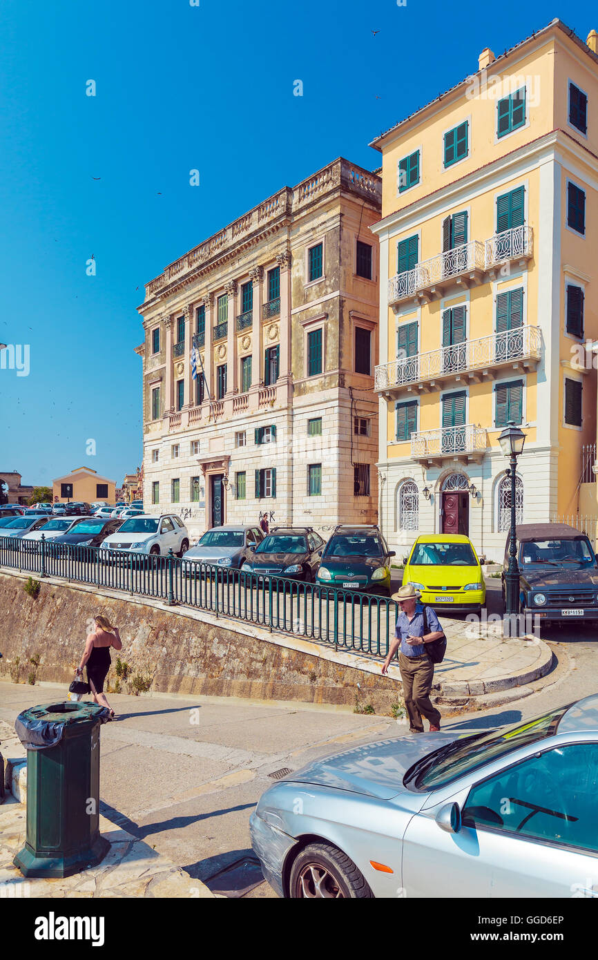 Corfù, Grecia - 13 luglio 2011: persone native turistico e camminare per le strade della città vecchia Kerkyra Foto Stock