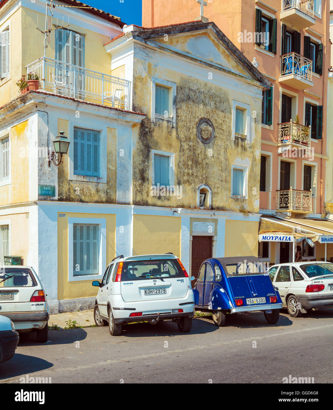 Corfù, Grecia - 13 luglio 2011: persone native turistico e camminare per le strade della città vecchia Kerkyra Foto Stock