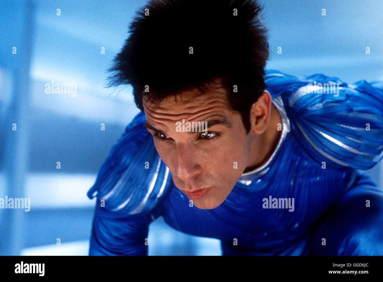ZOOLANDER / Zoolander USA 2001 / Ben Stiller Der Neue Ministerpräsident von Malaysia morirà Kinderarbeit abschaffen, dadurch sehen die Modedesigner ihr Imperium bedroht. Wo sollen Sie jetzt ihre Waren herstellen lassen? Così beschließen die Modeschöpfer, den Ministro beseitigen zu lassen. Der exentrische Mugatu hat auch schon einen Kandidaten für diesen Job im Visir: Das superdämliche modello Derek Zoolander (Ben Stiller). Derek als nicht zum "Modello ännlichen des Jahres' gewählt wird, er ist am Boden zerstört und geht zu seinem Vater. Der arbeitet in einer Kohlenmine und ist nicht gerade Foto Stock