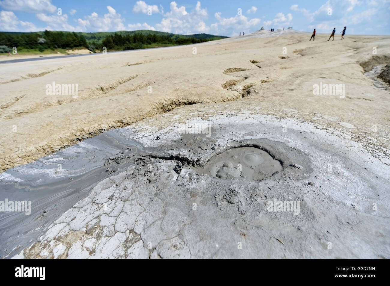 Il vulcano di fango conosciuto anche come cupola di fango in eruzione nel paesaggio estivo Foto Stock