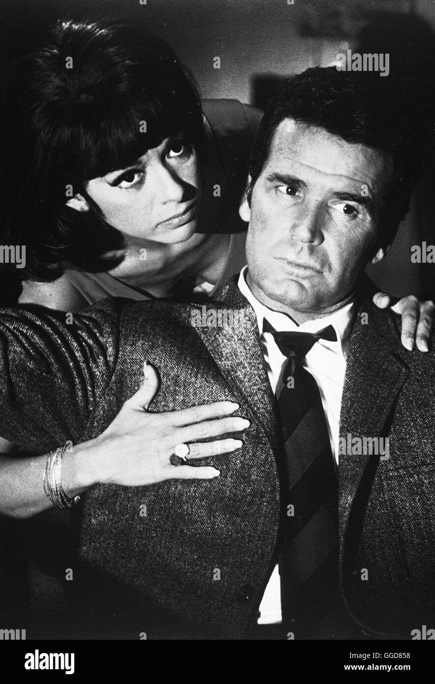 DER DRITTE IM HINTERHALT / Marlowe USA 1968 / Paul Bogart Bild: Dolores (RITA MORENO) und Privatdetektiv Philip Marlowe (James Garner) Regie: Paul Bogart aka. Marlowe Foto Stock