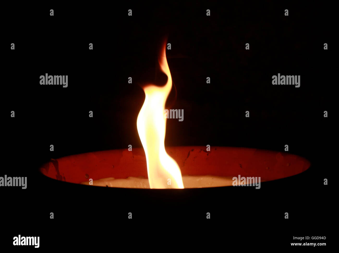 Feuer fire notte tenebre la luce di una candela atmosfera dolore mounring simbolico simbolo feuerschale gedenken Foto Stock