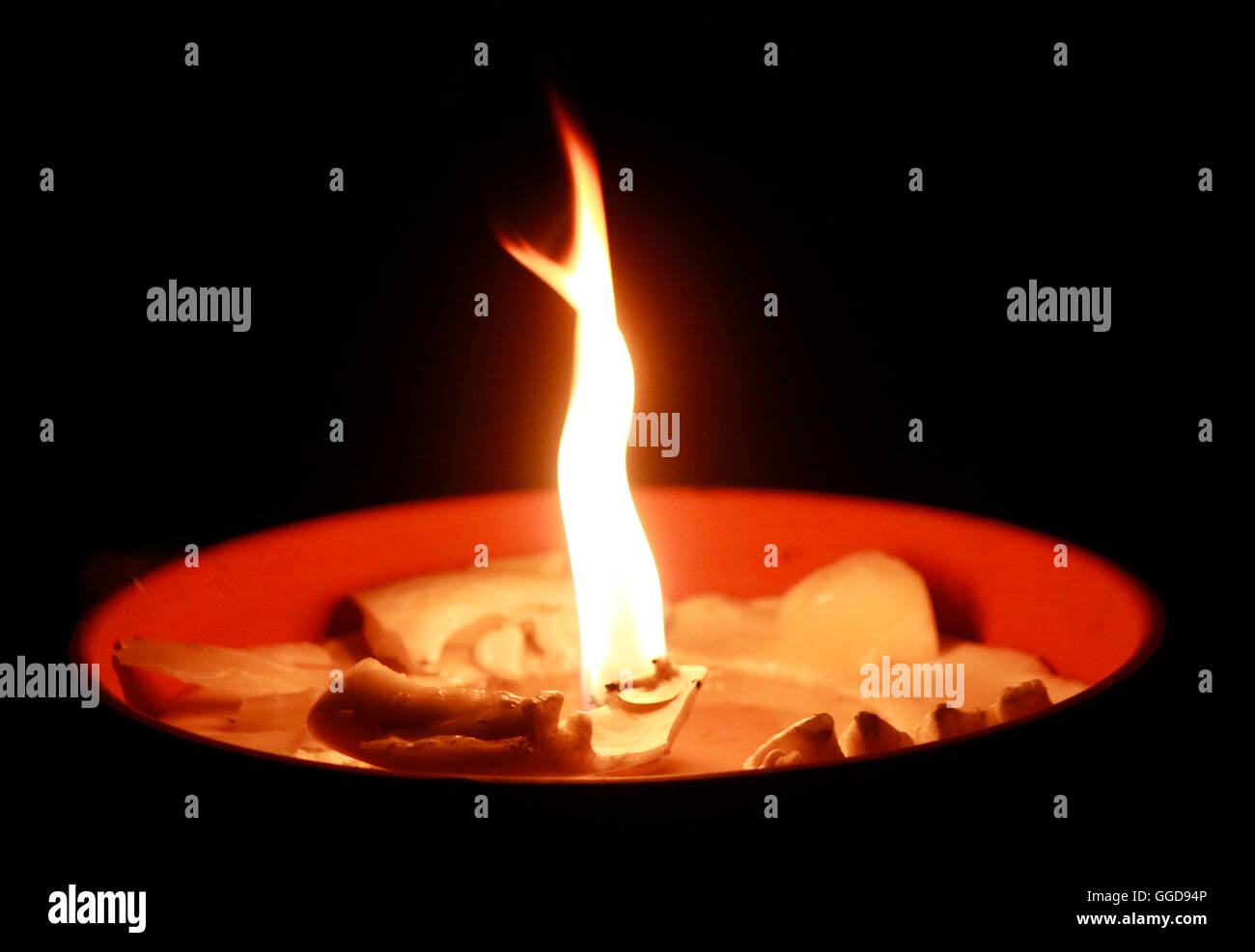 Feuer fire notte tenebre la luce di una candela atmosfera dolore mounring simbolico simbolo feuerschale gedenken Foto Stock