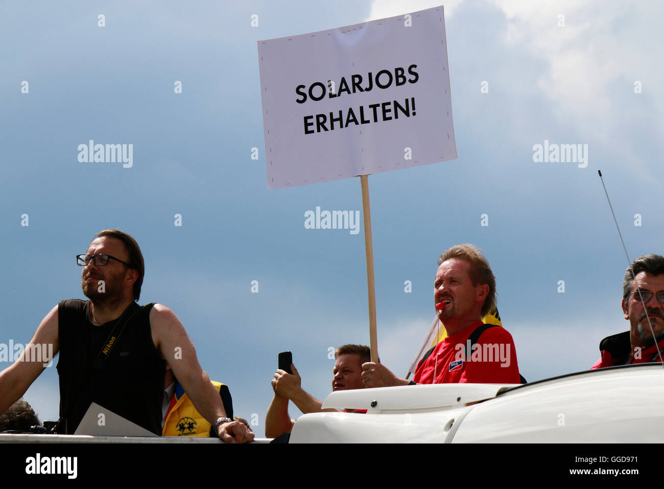 'Solarjobs erhalten' - Protestplakat auf dimostrazione fuer Energien rigenerativa, 2. Juni 2016, Berlin-Tiergarten. Foto Stock