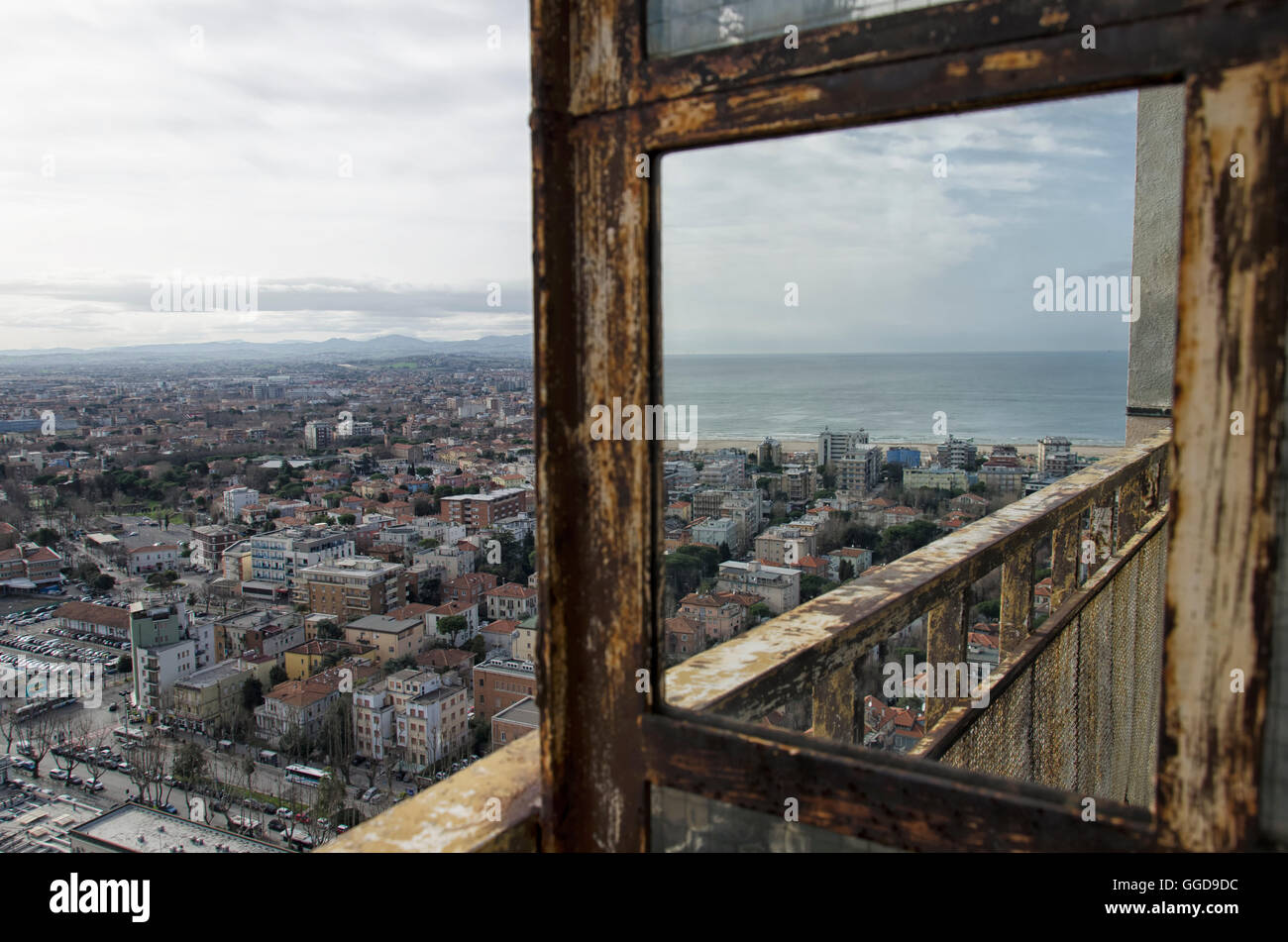 Città italiana riflessa su uno specchio arrugginito Foto Stock