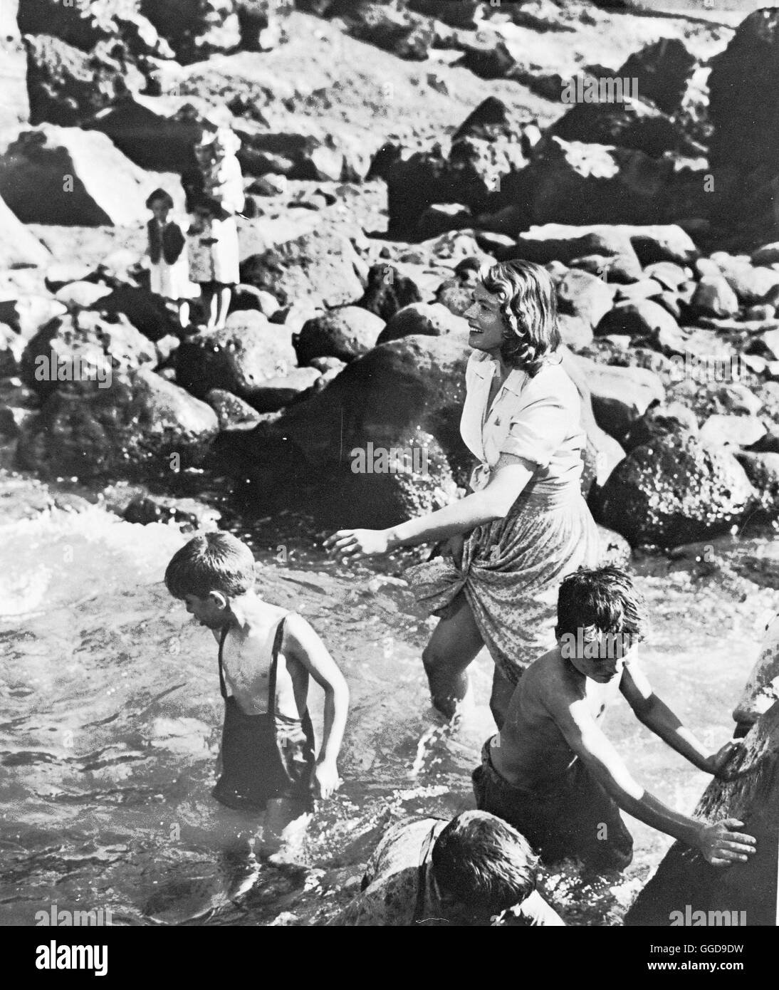 STROMBOLI / Stromboli, terra di Dio Italien/STATI UNITI D'AMERICA 1949 / Roberto Rossellini Ein Flüchtlingsmädchen aus Litauen sucht Geborgenheit in der Ehe Mit einem Fischer auf der Vulkan-Insel Stromboli. Szene mit INGRID BERGMAN (Karin Björsen) und Kindern. Regie: Roberto Rossellini aka. Stromboli, terra di Dio Foto Stock