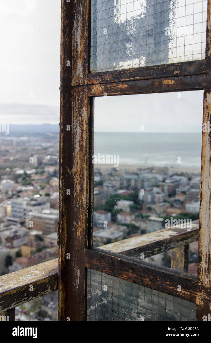La città di Rimini riflessa su uno specchio arrugginito Foto Stock