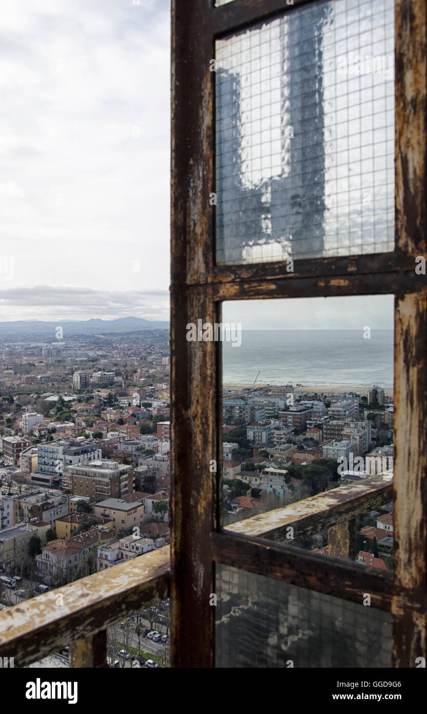 Grande città riflessa su uno specchio arrugginito Foto Stock