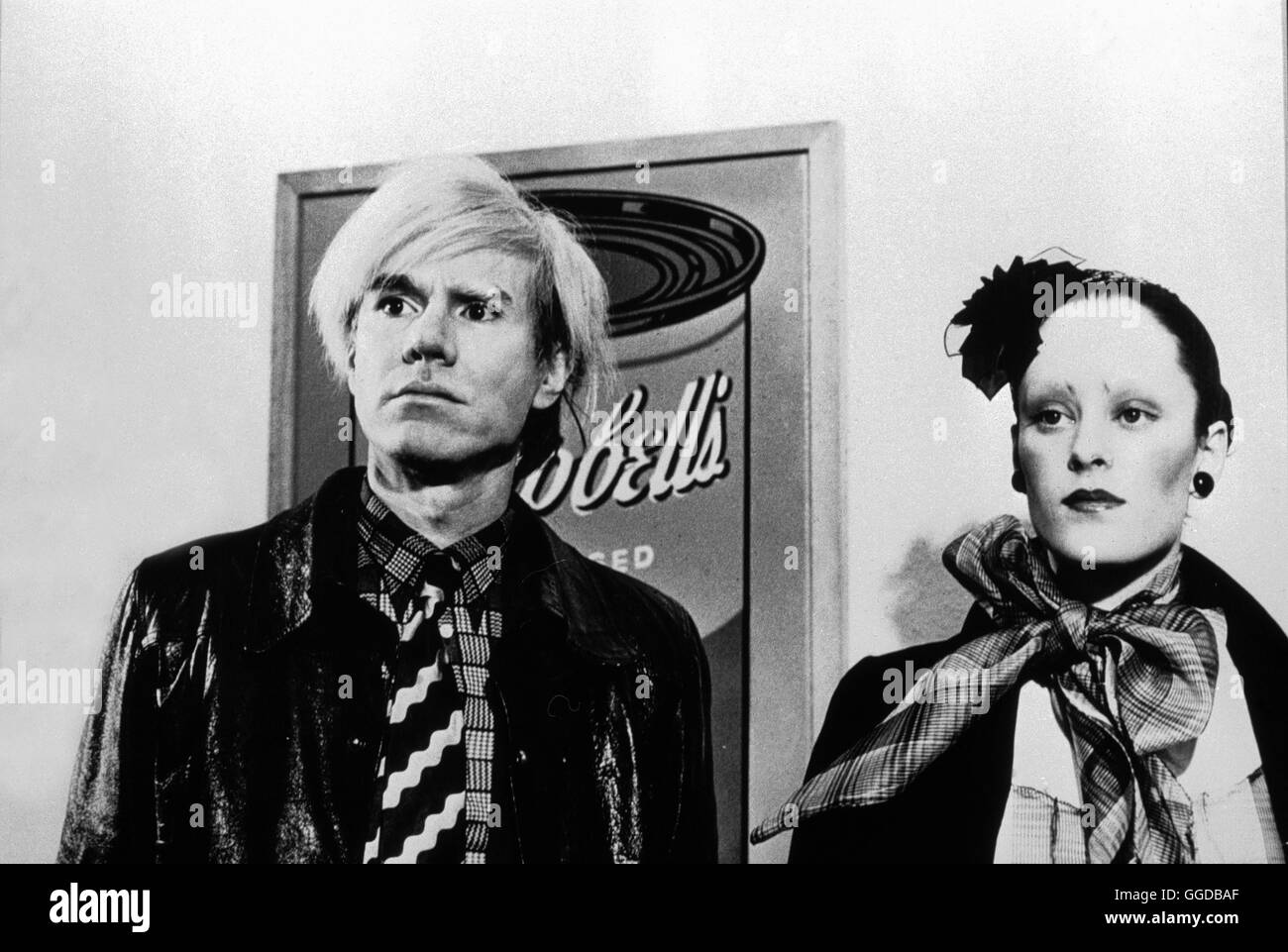 Zitat Warhol: "Wenn Sie wissen wollen, wer ich bin, dann Betrachten Sie die Oberfläche meiner Bilder und Filme. Es ist nichts dahinter.' einfacher Als Graphiker in der Werbebranche begann er seine Laufbahn künstlerische und wurde schon Zu Lebzeiten eine Kultfigur: ANDY WARHOL (1928-1987), Ikone der amerikanischen Pop Art. Hier im Bild mit JANE VIA - Anfang der 80er Jahre Foto Stock