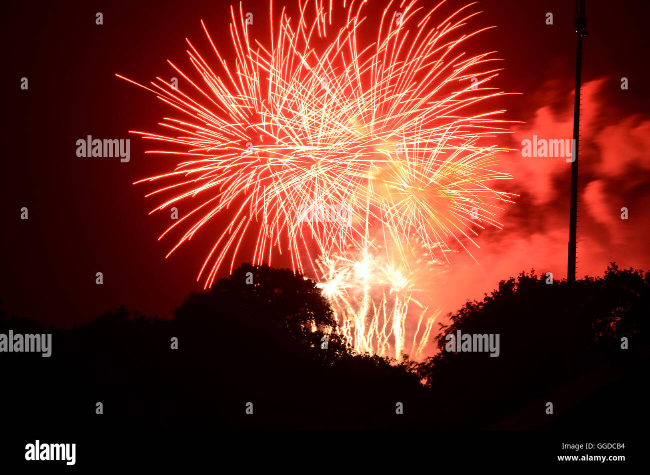 Un grande spettacolo pirotecnico in un cielo scuro. Foto Stock