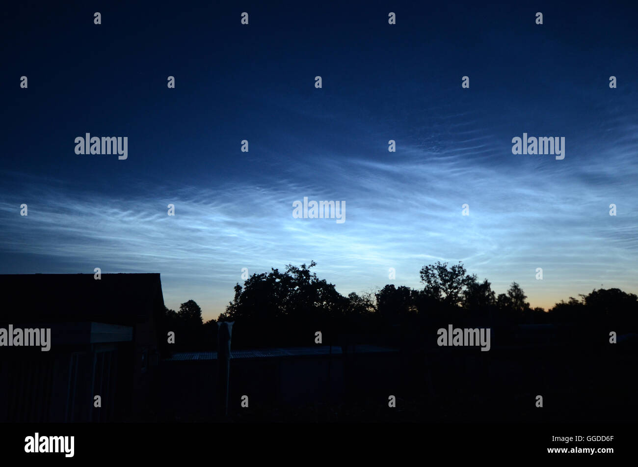 Noctilucent clouds visto dalla Danimarca in luglio. Queste nubi sono in una quota molto alta e sono illuminate dal sole di notte Foto Stock