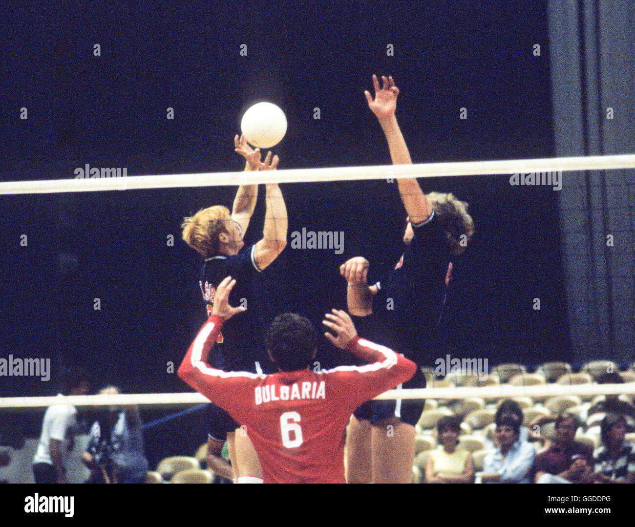 Stati Uniti d'America uomini 1984 Olympic squadra di pallavolo in azione a Long Beach Arena, Long Beach, CA Foto Stock