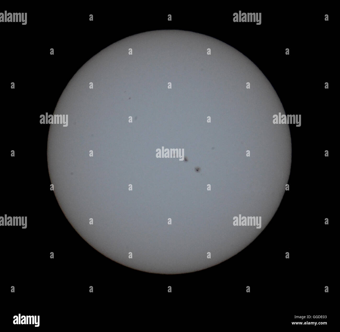 Il sole con alcuni notevoli macchie solari vicino al centro. Foto Stock