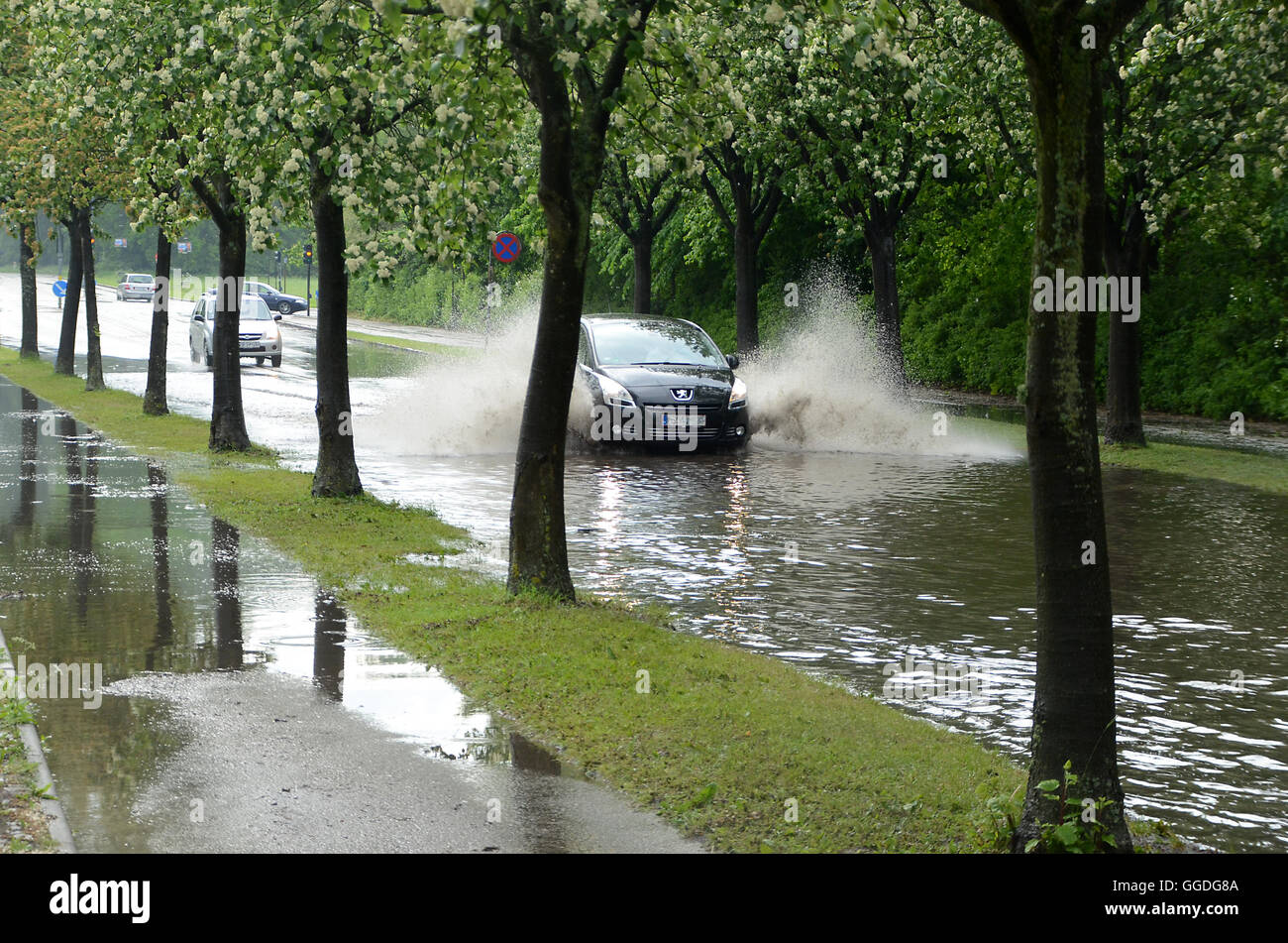 Macchine passano in un invaso road. Questa immagine è impostato su digital alterato solo perché le targhe sulle vetture sono state mosse. Foto Stock