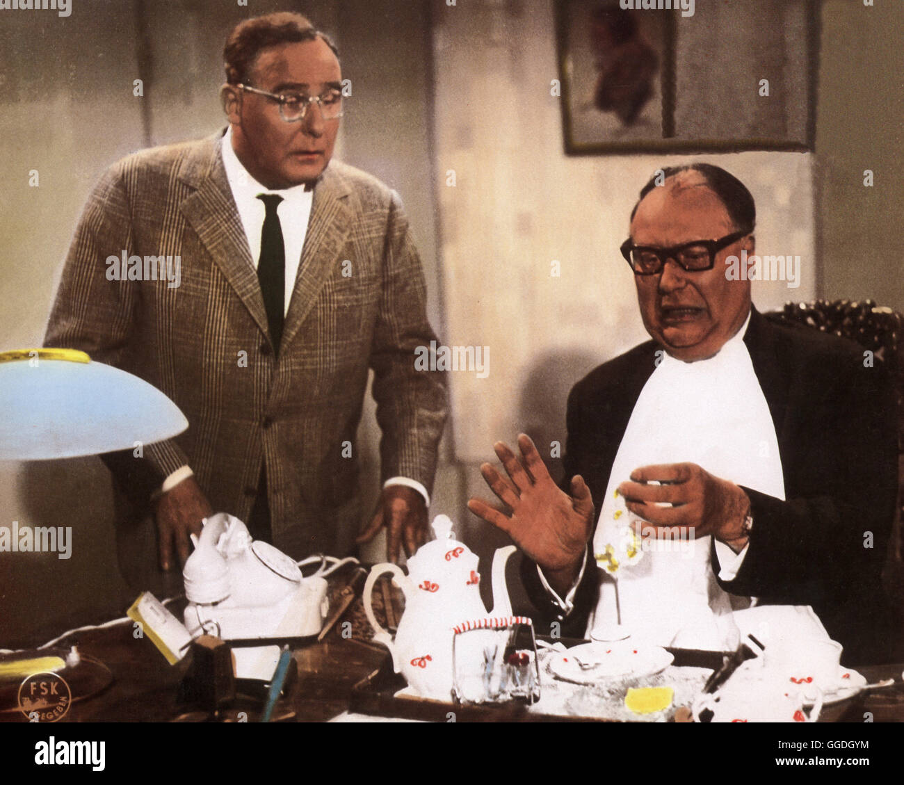 KAUF DIR EINEN BUNTEN LUFTBALLON / D / Austria 1960 / Geza von Cziffra Bild: Sekretär Josef (Walter lordo), Theaterdirektor Knapp (HEINZ ERHARDT Regie: Geza von Cziffra Foto Stock