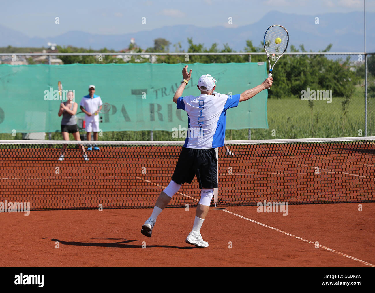 Istruttore di Tennis dando lezione per i giocatori su un campo da tennis Foto Stock