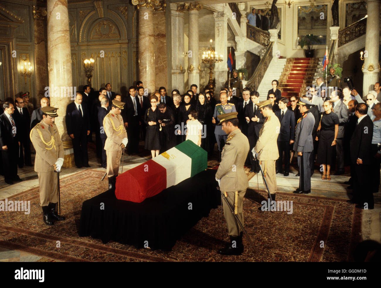 Scià dell'Iran il suo funerale di stato al Cairo in Egitto. Mohammad Reza Pahlavi, noto anche come Mohammad Reza Shah. Lo Shah, la vedova e la famiglia e Presidente Sadat 1980. La giacente in stato presso il Palazzo Abdin. HOMER SYKES Foto Stock