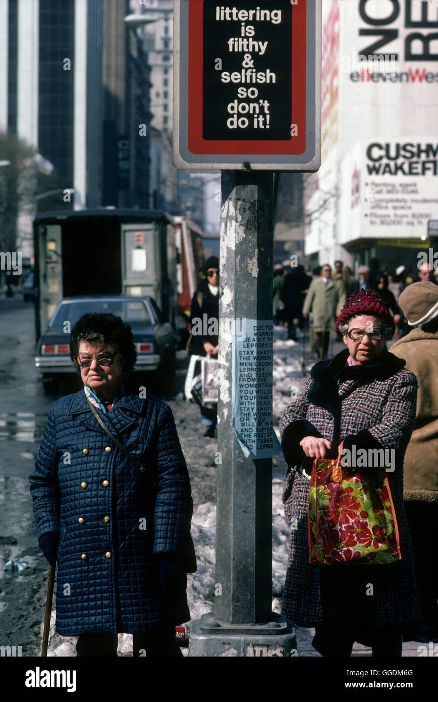 La fermata dell'autobus con il cartello dei rifiuti è la quinta ed egoista, quindi non farlo. Segui l'indicazione alla fermata dell'autobus New York 1979 USA 1970s HOMER SYKES Foto Stock