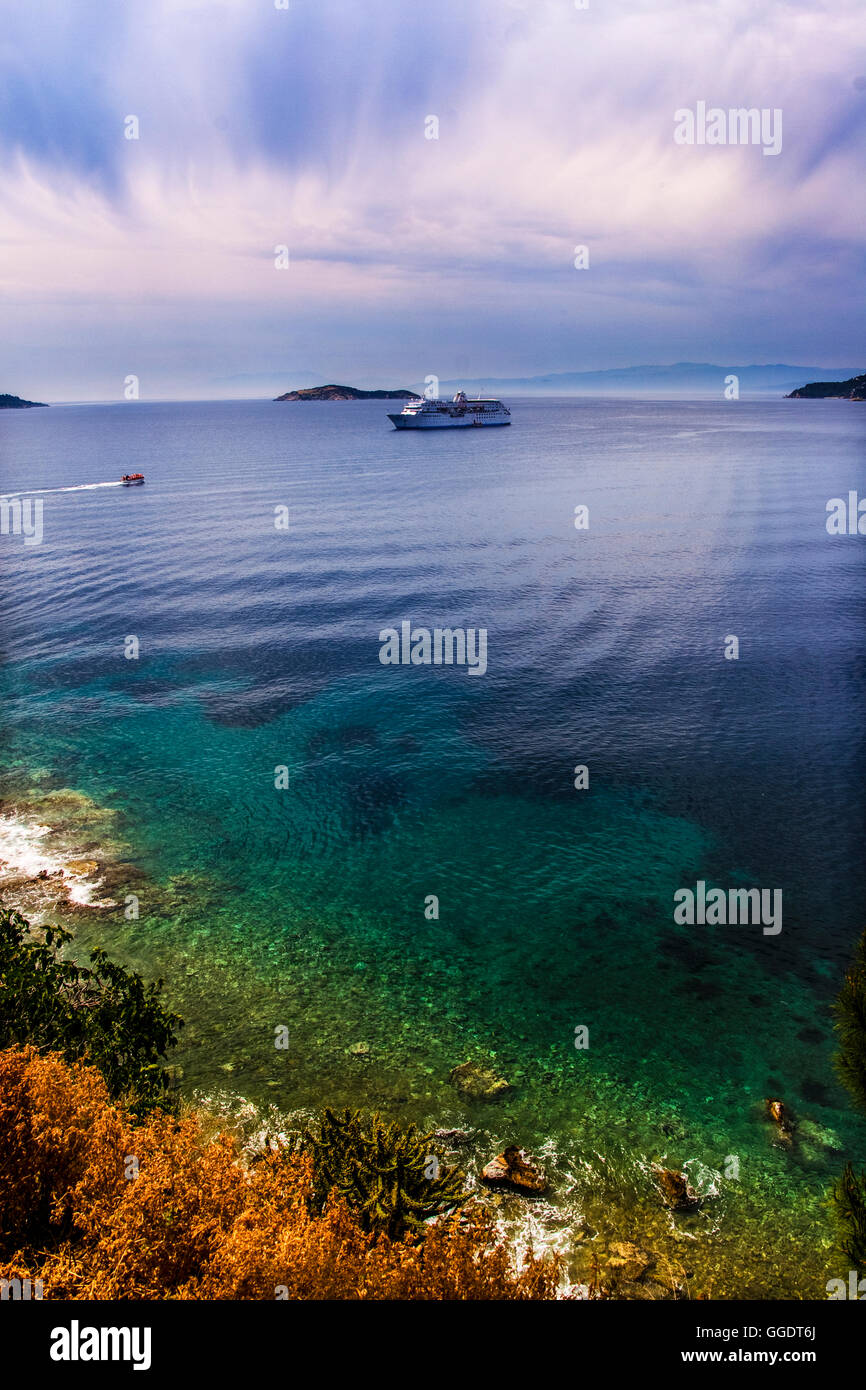 La nave di crociera che sono ancorate al largo di isola di Skiathos Foto Stock