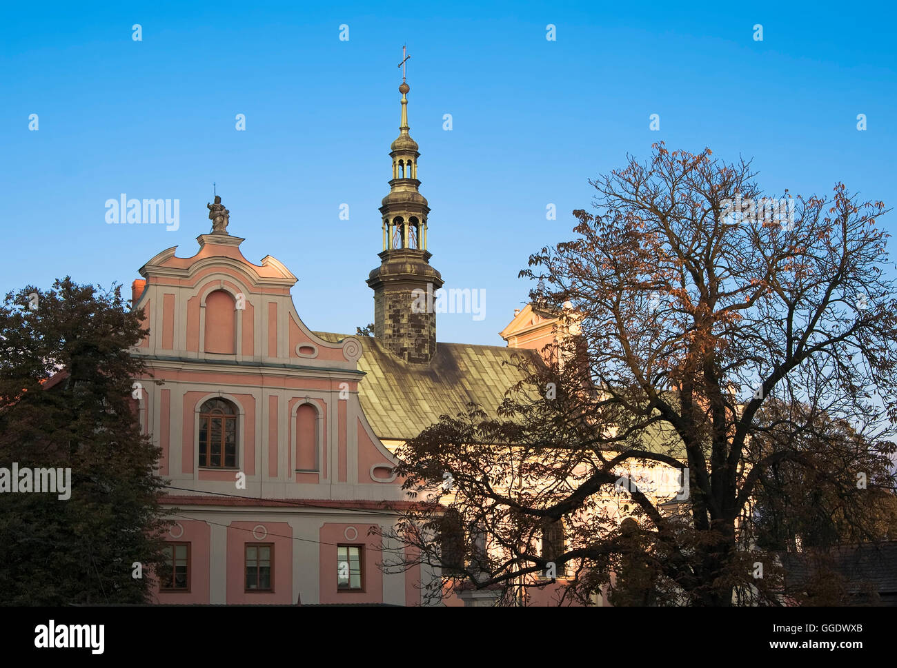 Il campanile della chiesa di San Michele sullo sfondo del cielo blu nella città polacca di Sandomierz Foto Stock