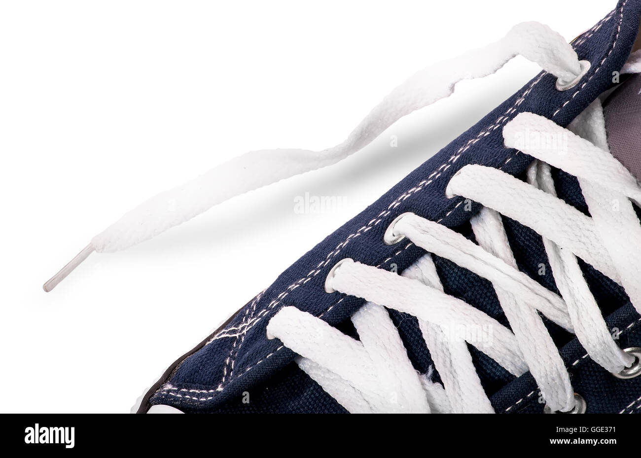 Allacciatura Closeup su scarpe da ginnastica isolati su sfondo bianco Foto Stock