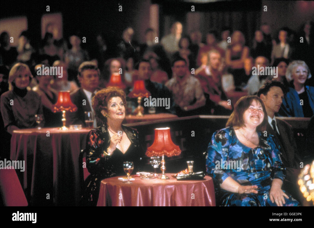 LITTLE VOICE / Little Voice GB 1998 / Mark Herman Seit dem Tod ihres Vaters zieht sich Laura immer mehr zurück. Verbringt Sie Ihre Tage mit dem Nachsingen berühmter Hits. Der schmierige Agent Ray dicono che aus Laura, genannt Little Voice, Kapital schlagen... Szene mit Laure Mutter (Brenda Blethyn) und ANNETTE BADLAND. Regie: Mark Herman aka. Little Voice Foto Stock