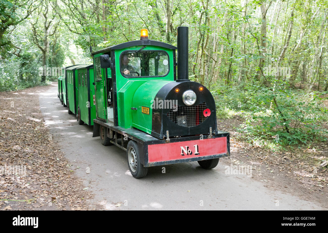 Una terra treno trasporta persone dalla testa Hengistbury cafe per la spiaggia di capanne sul Mudeford spit beach, Dorset, Regno Unito. Foto Stock