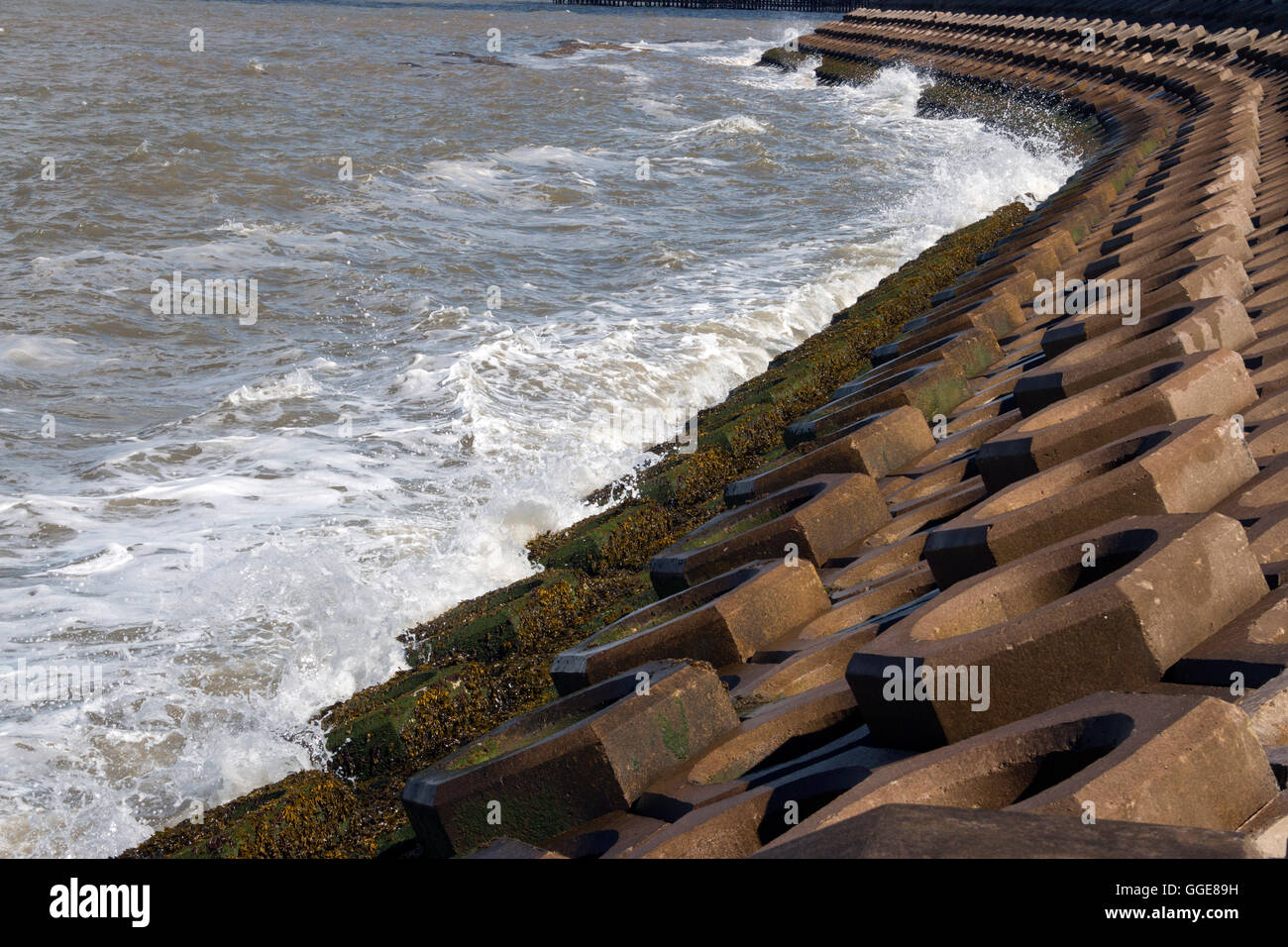 Difese esagonali in calcestruzzo Sea sulla costa di Blackpool Foto Stock