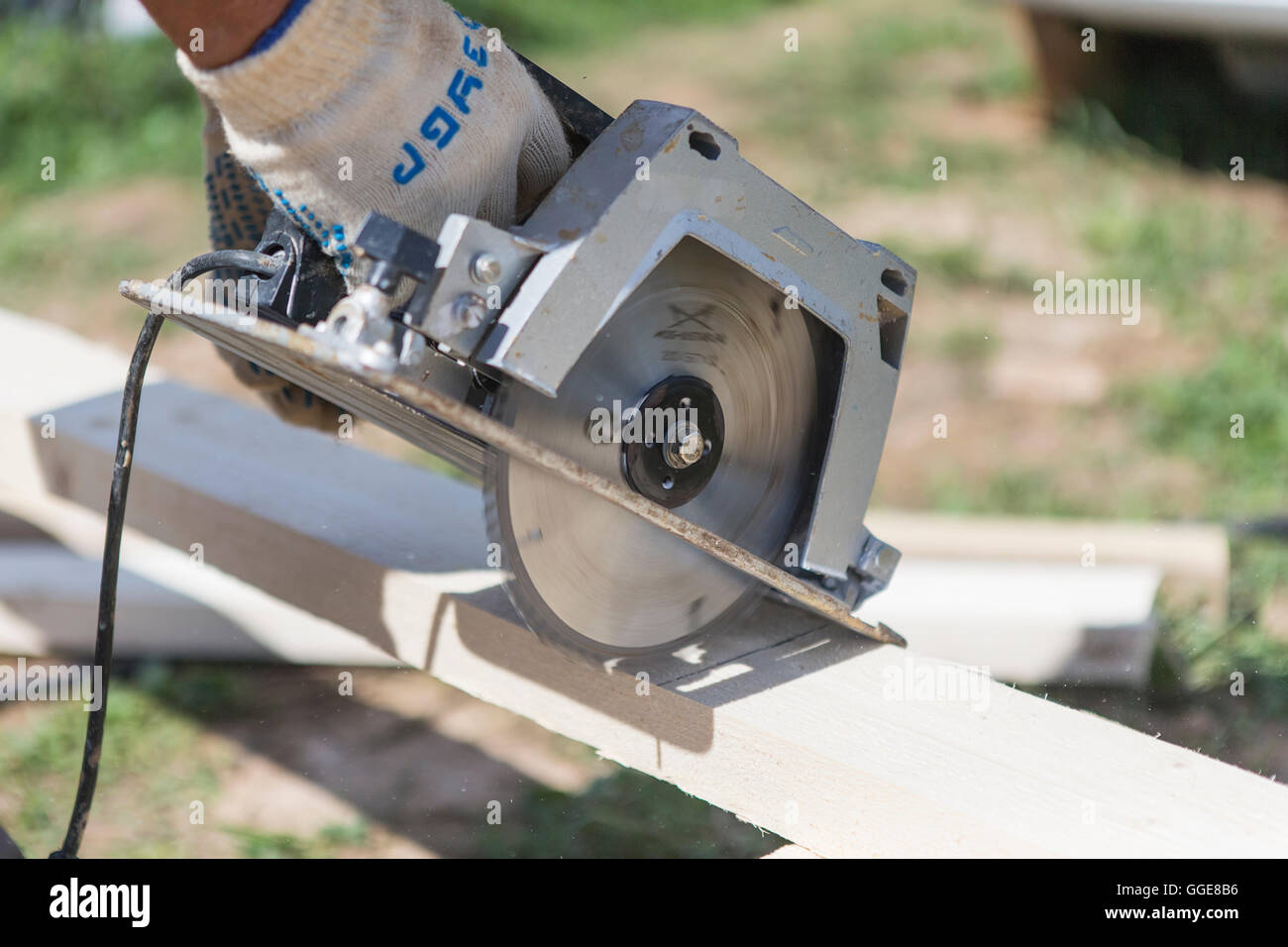 Sega circolare per il taglio di travi in legno Foto Stock