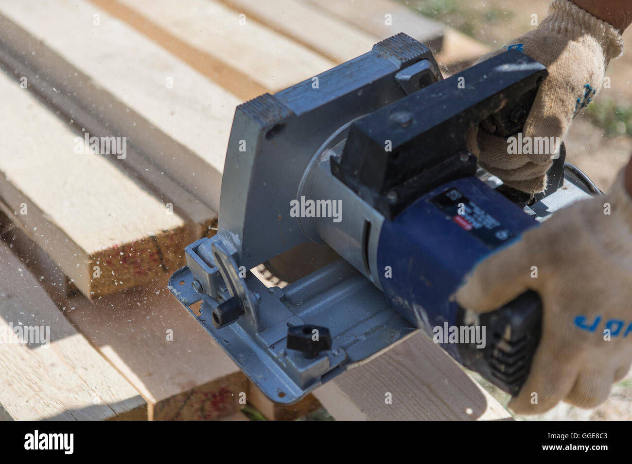 Sega circolare per il taglio di travi in legno Foto Stock