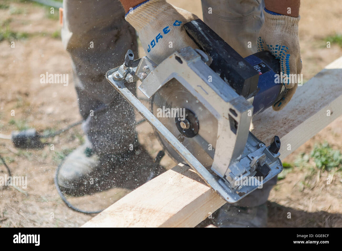 Sega circolare per il taglio di travi in legno Foto Stock