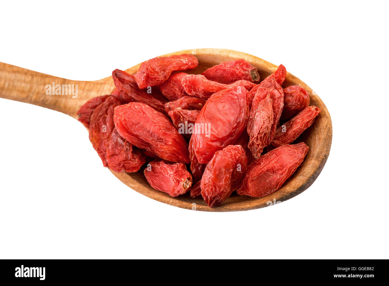 Goji Berry. Essiccati goji bacche su un cucchiaio di legno isolato su bianco con tracciato di ritaglio Foto Stock