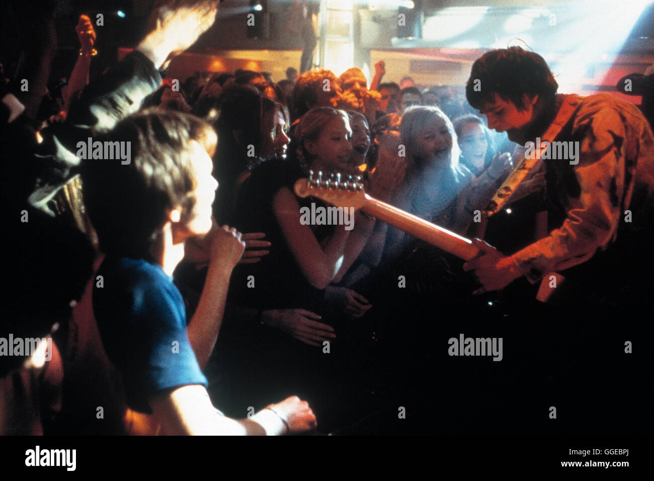 Ancora CRAZY / ancora Crazy GB 1998 / Brian Gibson Filmszene mit dem jungen Lead-Gitarristen Luca (HANS MATHESON)./ Regie: Brian Gibson aka. Ancora Crazy Foto Stock