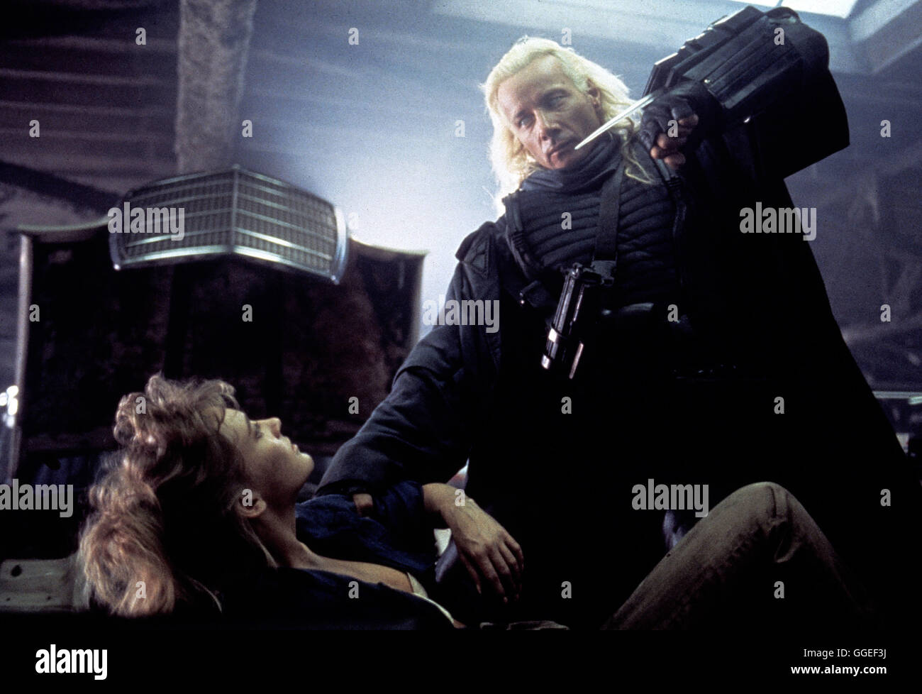 DARK ANGEL / Dark Angel USA 1990 / Craig R. Baxley Jack Undercover-Cop Caine aus Los Angeles steht kurz vor dem größten Fang sciabiche Lebens. Aber der Drogenboss Victor Manning, der ihm in die Falle gehen sollte, ist längst vorbereitet. Er geht zwar auf den Scheindeal ein und verkauft den Stoff un einen Polizisten, läßt diesen dann aber kaltblütig erschießen. Plötzlich erscheint Talec (Matthias sfumature di colore), mezza Mesch, mezza Roboter und beginnt skupellos zu töten, um an die menschlichliche 'Glücksdroge' endorfina zu gelangen... box Regie: Craig R. Baxley aka. Dark Angel Foto Stock