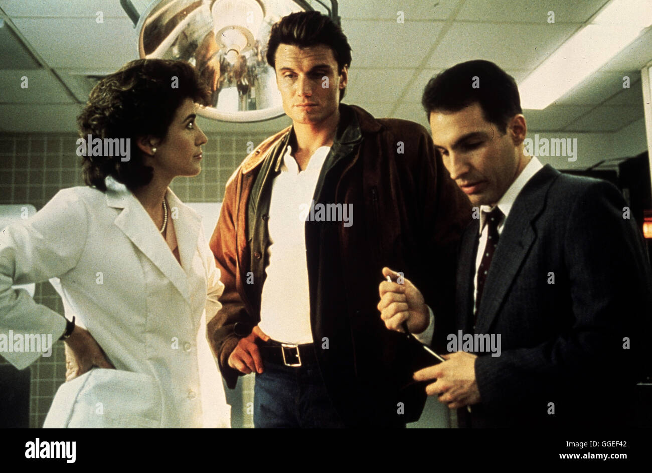 DARK ANGEL / Dark Angel USA 1990 / Craig R. Baxley Jack Undercover-Cop Caine (DOLPH LUNDGREN) aus Los Angeles steht kurz vor dem größten Fang sciabiche Lebens. Aber der Drogenboss Victor Manning, der ihm in die Falle gehen sollte, ist längst vorbereitet. Er geht zwar auf den Scheindeal ein und verkauft den Stoff un einen Polizisten, läßt diesen dann aber kaltblütig erschießen. Plötzlich erscheint Talec, mezza Mesch, mezza Roboter und beginnt skupellos zu töten, um an die menschlichliche 'Glücksdroge' endorfina zu gelangen... Szene mit Laurence Smith (BRIAN BENBEN) und Diana Pollon (BETSY BRANTLEY) Foto Stock