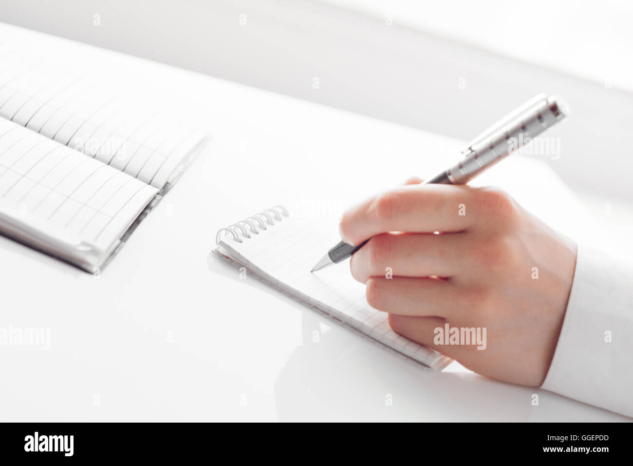 Femmina lato business con penna Foto Stock