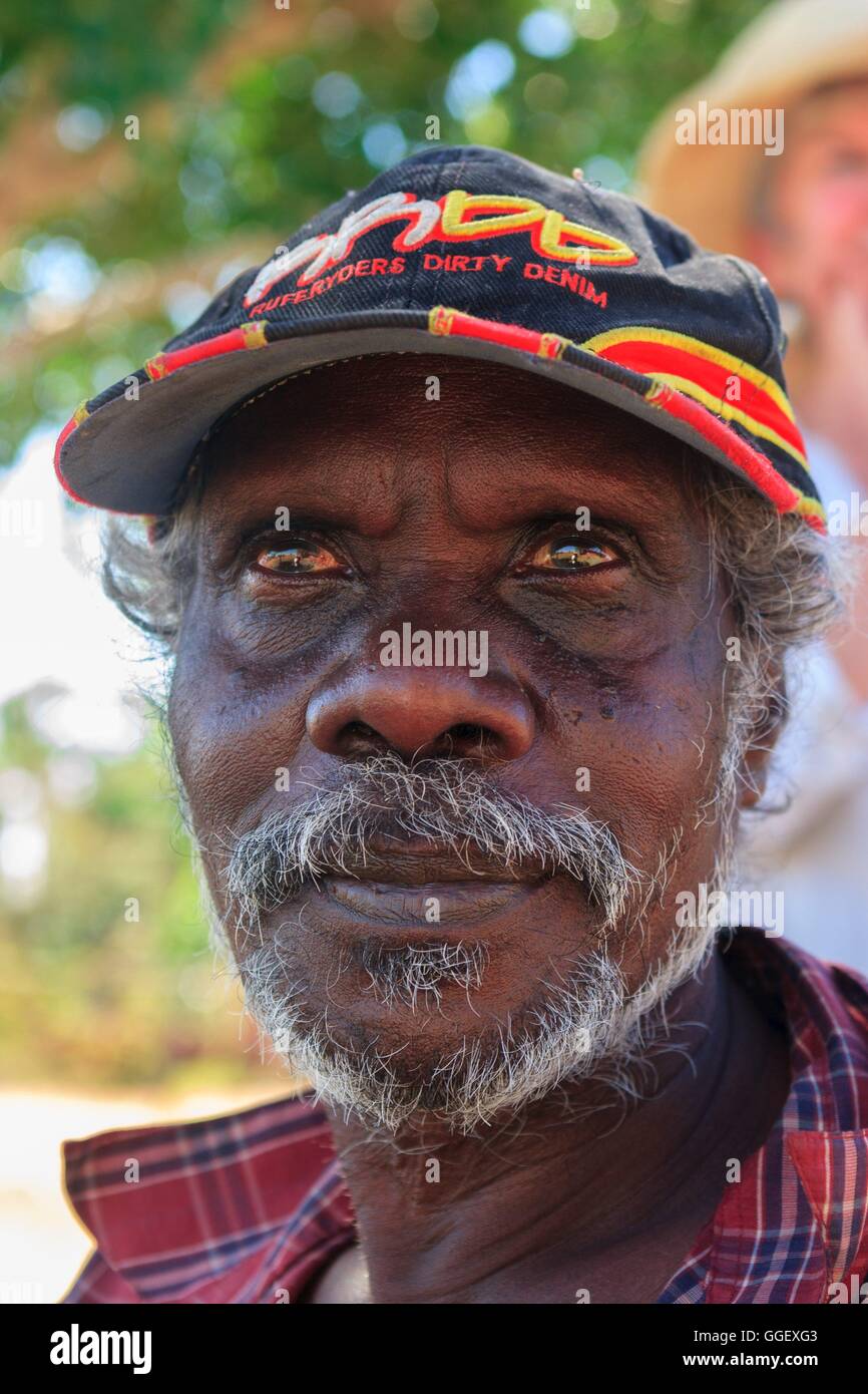 Un senior artista aborigeno all'Injalak Arts & Crafts Center, Arnhemland, Territorio del Nord, l'Australia. Foto Stock