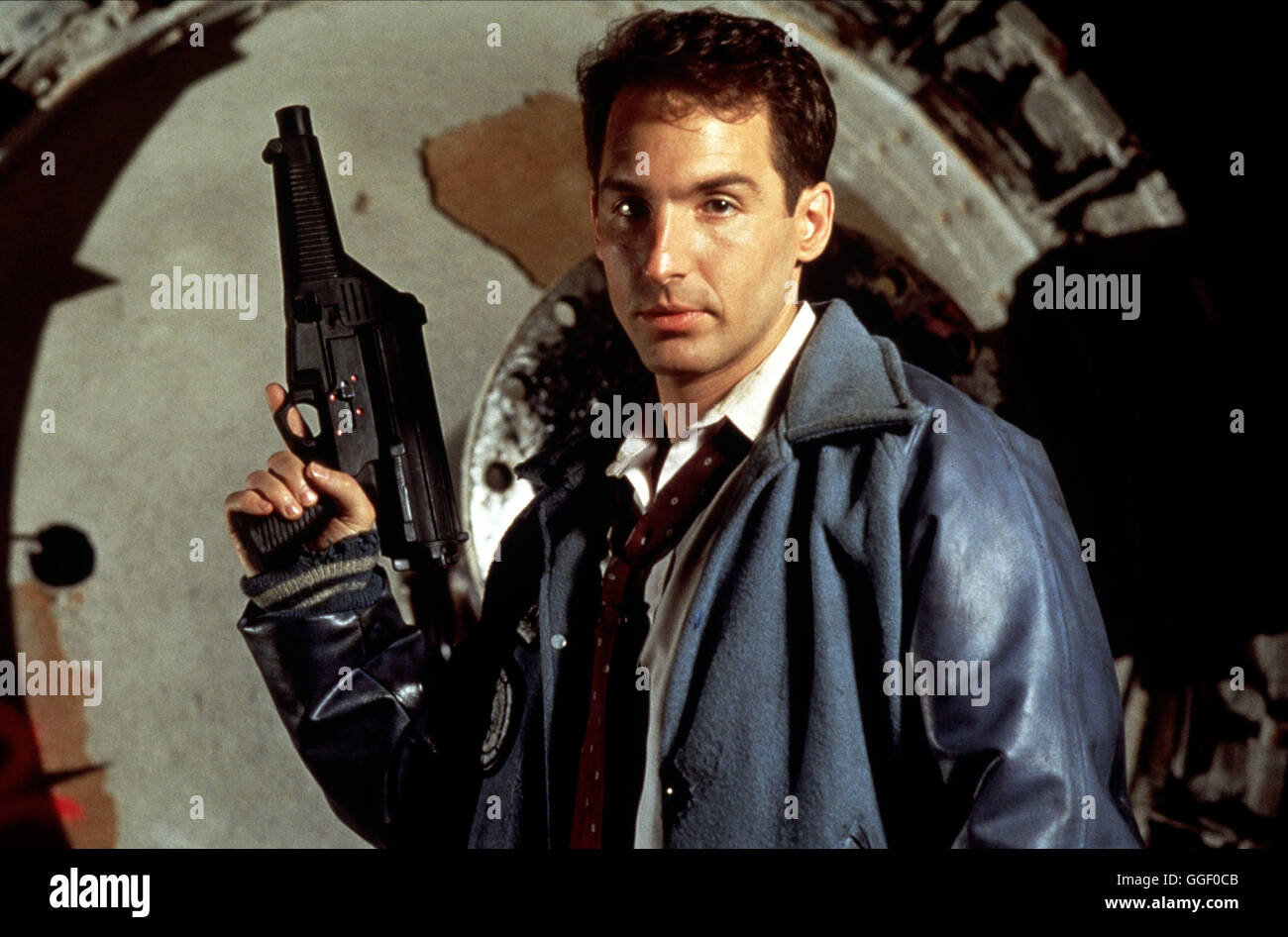 DARK ANGEL / Dark Angel USA 1990 / Craig R. Baxley Jack Undercover-Cop Caine aus Los Angeles steht kurz vor dem größten Fang sciabiche Lebens. Aber der Drogenboss Victor Manning, der ihm in die Falle gehen sollte, ist längst vorbereitet. Er geht zwar auf den Scheindeal ein und verkauft den Stoff un einen Polizisten, läßt diesen dann aber kaltblütig erschießen. Plötzlich erscheint Talec, mezza Mesch, mezza Roboter und beginnt skupellos zu töten, um an die menschlichliche 'Glücksdroge' endorfina zu gelangen... Szene mit Laurence Smith (BRIAN BENBEN) casella Regie: Craig R. Baxley aka. Dark Angel Foto Stock