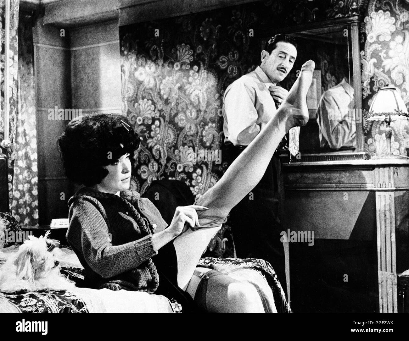 IRMA LA DOUCE / IRMA LA DOUCE / SHIRLEY MACLAINE beim Anziehen von Nylonstrümpfen in Billy Wilders Film: 'IRMA LA DOUCE', 1962. aka. Irma La Douce Foto Stock