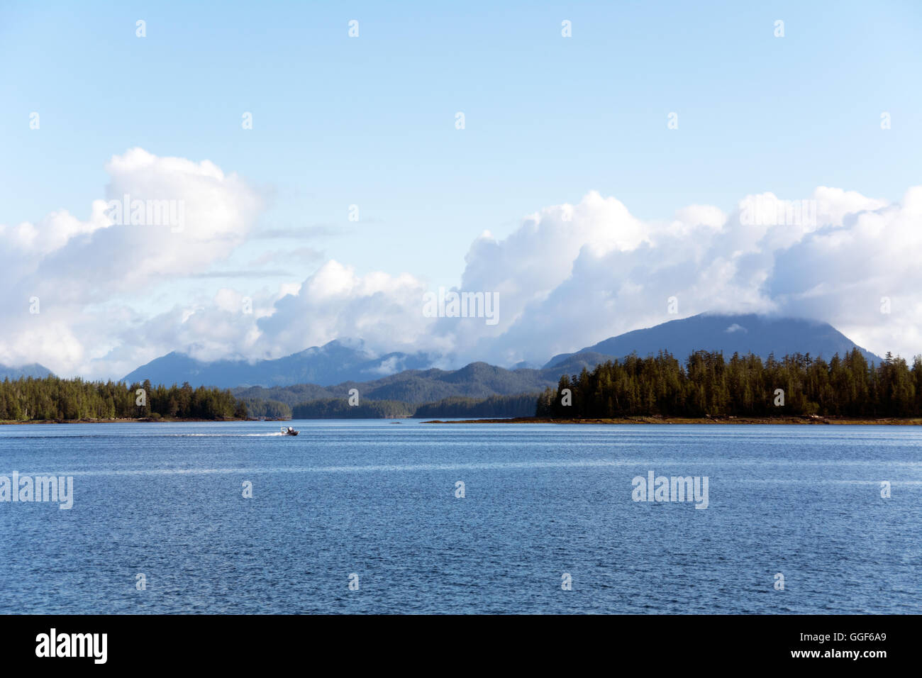 Una barca sulle acque del Pacifico del grande orso foresta pluviale nel territorio di Heiltsuk, vicino a Bella Bella, British Columbia, Canada. Foto Stock