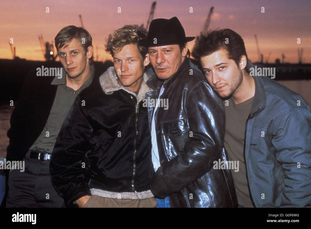 AUF HERZ UND NIEREN / D 2002 / Thomas Jahn Sigi (MARTIN GLADE), Rico (STEFFEN WINK), Glotze (THIERRY VAN WERVEKE), Dave (NIELS BRUNO SCHMIDT) Regie: Thomas Jahn Foto Stock