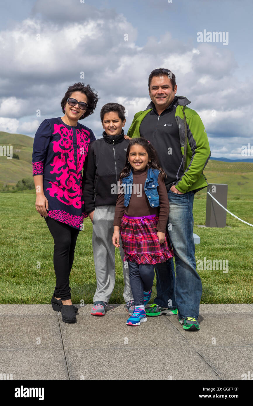 Famiglia, turisti, Artesa dei vigneti e della cantina, Carneros regione, Napa Valley, California, Stati Uniti Foto Stock