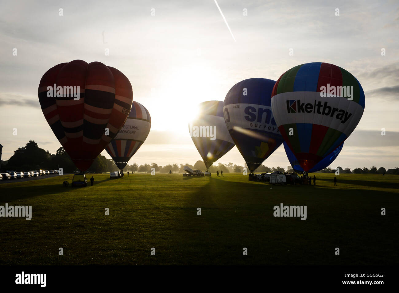 Gonfiare i palloncini in preparazione per il volo da Clifton Downs, Bristol, come balloonists raccogliere per contrassegnare in meno di una settimana per andare fino all'inizio del Bristol International Balloon Fiesta. Foto Stock